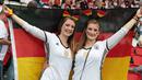 Gaya suporter Jerman saat mendukung timnya melawan Irlandia Utara pada laga Grup C Piala Eropa 2016 di Parc des Princes, Paris, Selasa (21/6/2016). (AFP/Kenzo Tribouillard)