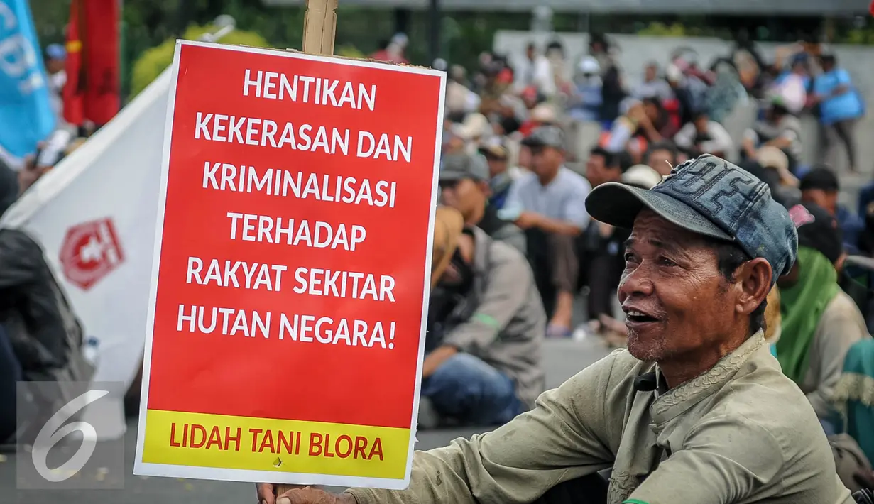 Massa yang tergabung dalam Front Perjuangan Rakyat melakukan aksi di depan Istana Merdeka, Jakarta, Senin (26/9). Mereka meminta kepada pemerintah untuk menghapuskan monopoli dan perampasan tanah oleh borjuasi besar. (Liputan6.com/Faizal Fanani)