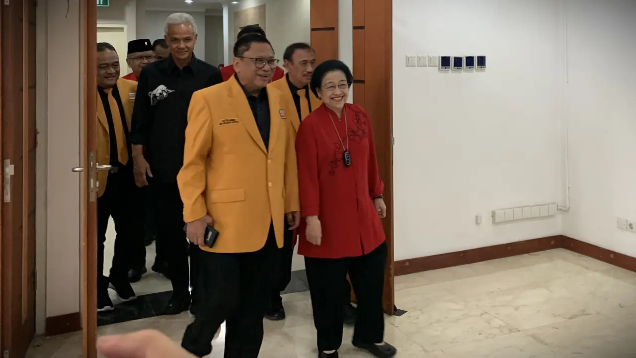Ketua Umum DPP PDIP Megawati Soekarnoputri menyambut langsung kedatangan Hanura dipimpin langsung oleh Ketua Umum DPP Partai Hanura Oesman Sapta Odang (OSO)
