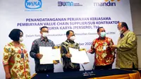 Penandatanganan perjanjian kerja sama dilakukan oleh Direktur Keuangan WIKA Ade Wahyu dan Direktur Jaringan dan Retail Banking Bank Mandiri Aquarius Rudianto di Jakarta, Kamis (23/11).