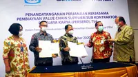 Penandatanganan perjanjian kerja sama dilakukan oleh Direktur Keuangan WIKA Ade Wahyu dan Direktur Jaringan dan Retail Banking Bank Mandiri Aquarius Rudianto di Jakarta, Kamis (23/11).