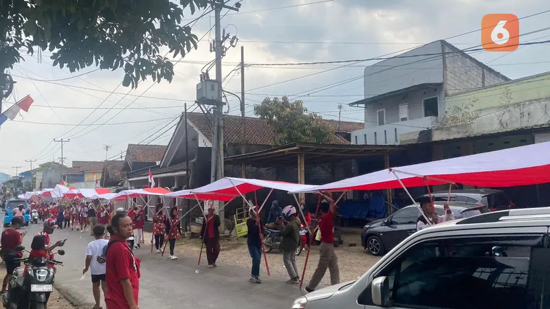 Bendera merah putih sepanjang 79 meter dikibarkan warga peringati Kemerdekaan RI di Kecamatan Cicantayan Kabupaten Sukabumi, (Liputan6.com/Fira Syahrin).