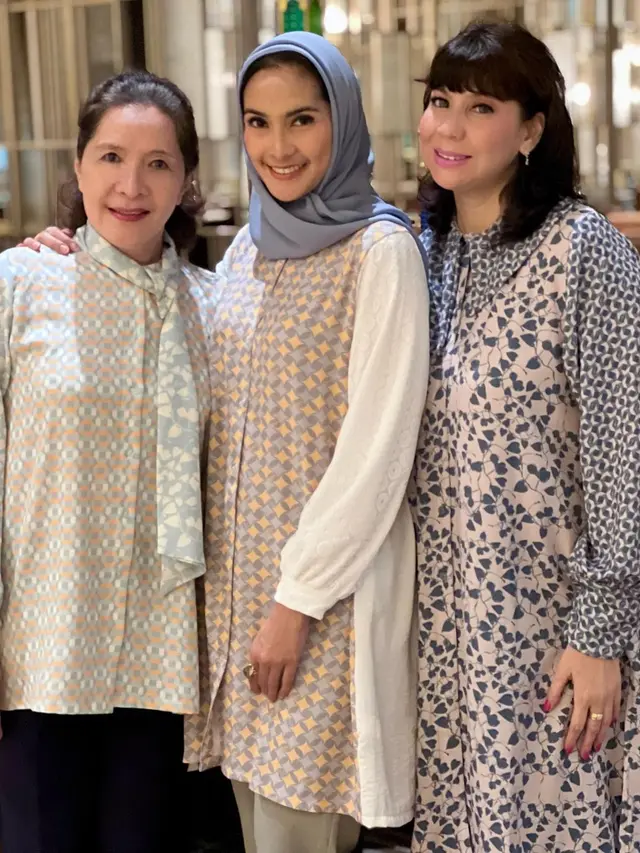 6 Potret Maudy Koesnaedi Bukber Bareng Keluarga, Penampilannya Curi Perhatian