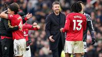 Pelatih kepala Manchester United, Michael Carrick, di tengah, menyapa Patrick Dorgu dari Manchester United setelah pertandingan Liga Inggris antara Manchester United dan Manchester City di Manchester, Inggris, Sabtu, 17 Januari 2026. (AP Photo/Dave Thompson)