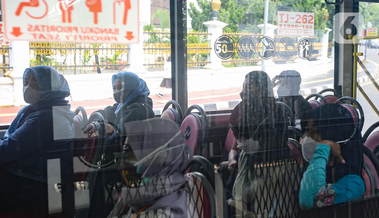 Penumpang duduk di dalam bus Transjakarta khusus wanita di kawasan Pasar Baru, Jakarta, Rabu (27/7/2022). Bus pink ini menjadi layanan transportasi khusus perempuan dan juga dikemudikan oleh pengemudi perempuan. (Liputan6.com/Faizal Fanani)