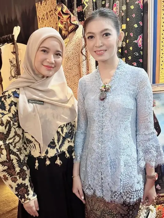 Selvi Ananda juga hadir mengenakan kebaya brokat baby blue dengan model lengan terompetnya. Dipadukan bros dan kain bawahan batik coklat. [@chafrederica]