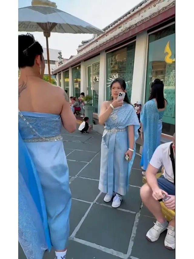6 Potret Denny Sumargo Pakai Baju Tradisional Wanita Thailand, Jadi Pusat Perhatian