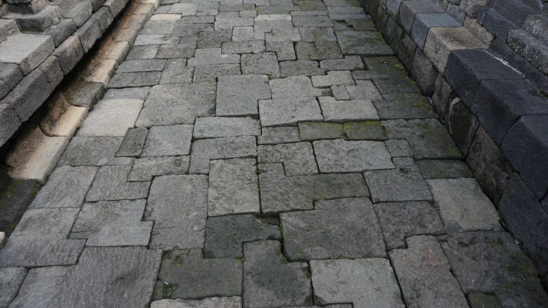 Susunan lantai batu candi Borobudur juga terdiri dari kepingan batu yang saling mengunci. ( foto : Liputan6.com/fajar abrori)