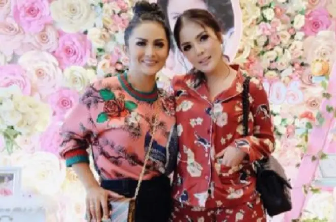 Nindy memakai piama atau baju tidur ke pesta ultah anak Krisdayanti (Foto: Instagram Nindy)