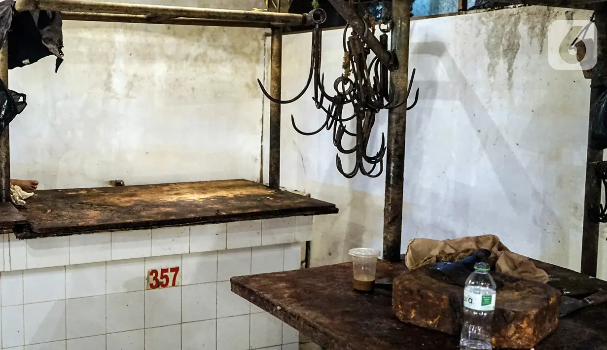 Suasana los daging non halal di Pasar Senen, Jakarta, Senin (13/9/2021). Pascaviral penjualan daging anjing di Pasar Senen, lapak penjual tersebut kini sudah tak beroperasi dan jika nanti pedagang itu kembali menjual daging anjing, maka lapaknya akan ditutup permanen. (Liputan6.com/Johan Tallo)