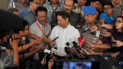 Direktur Utama PT Pelindo II, Richard Joost Lino menjawab pertanyaan wartawan usai menjalani pemeriksaan di Bareskrim Mabes Polri, Jakarta, (18/11/2015). RJ Lino diperiksa selama 6 jam dengan 12 pertanyaan. (Liputan6.com/Gempur M Surya)