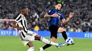 <p>Gelandang Inter Milan Hakan Calhanoglu (kanan) bertahan melawan pemain tengah Juventus Denis Zakaria pada final Coppa Italia di Stadion Olimpico, Roma, Kamis (12/5/2022) dini hari WIB. Inter Milan juara Coppa Italia 2021/2022 usai menang 4-2 atas Juventus lewat babak perpanjang waktu. (Isabella BONOTTO / AFP)</p>
