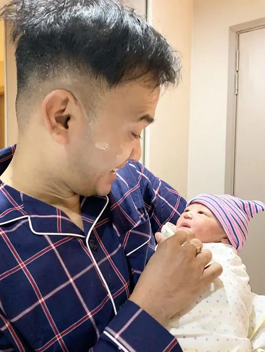 Ruben Onsu saat bertemu dengan putri keduanya. Raut wajah bahagianya begitu jelas bukan? (Liputan6.com/IG/@ruben_onsu)