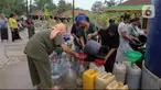 Warga antre untuk mendapatkan air bersih di Desa Ridogalih, Cibarusah, Kabupaten Bekasi, Jawa Barat, Rabu (1/11/2023). Musim kemarau yang berkepanjangan di Indonesia membuat kekeringan selama empat bulan terakhir, salah satunya di Desa Ridogalih. (Liputan6.com/Herman Zakharia)