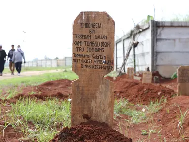 Sebuah makam dengan nisan satire bertuliskan Indonesia Bin Terserah Kalian di TPU Jombang, Tangerang Selatan, Rabu (27/5/2020). Tulisan satire tersebut menyindir masyarakat yang tidak mematuhi aturan selama pemberlakuan Pembatasan Sosial Berskala Besar (PSBB). (Liputan6.com/Helmi Fithriansyah)