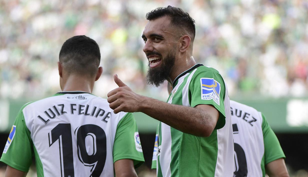 Borja Iglesias. Penampilan tajam striker berusia 29 tahun bersama Real Betis pada awal musim 20222/2023 dengan mengoleksi 8 gol dan 3 assist dalam 13 laga di Liga Spanyol ternyata tak membuat Luis Enrique menjatuhkan pilihan kepadanya untuk berlaga di Piala Dunia 2022 Qatar. Delapan penyerang lainnya lebih diyakini Luis Enrique untuk memainkan skema permainan racikannya. (AFP/Cristina Quicler)
