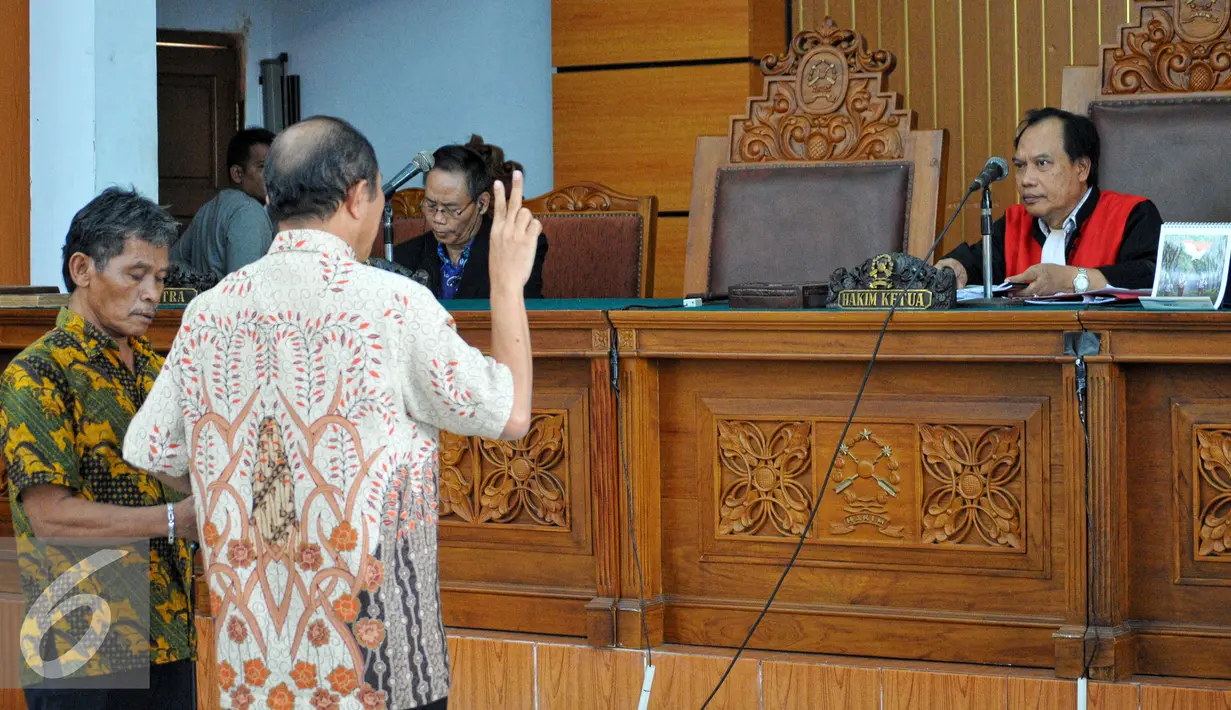 Saksi fakta Oktavianus saat disumpah dalam sidang praperadilan Ilham Arief di Pengadilan Negeri Jakarta Selatan, Jumat (3/7/2015). (Liputan6.com/Yoppy Renato)