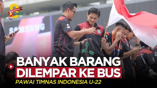 Berita video momen sejumlah barang dilempar ke bus pawai Timnas Indonesia U-22 oleh suporter, Jumat (19/5/2023).