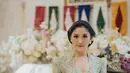 Momen Erina Gudono berkebaya lainnya terlihat dalam acara sungkeman. Cantik bak pengantin Jawa, Erina mengenakan kebaya hijau muda yang lembut dengan aksen di bagian bahu yang terstruktur.