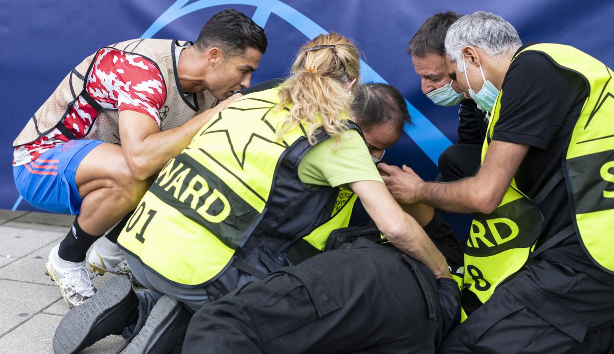 Megabintang Cristiano Ronaldo selalu menjadi sorotan baik sebelum atau sedang berjalannya laga di lapangan. Sebuah insiden terjadi jelang laga Young Boys vs Manchester United di Liga Champions. (Foto:AFP/Alessandro Della Valle)