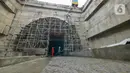 Pekerja menyelesaikan pengerjaan proyek Tunnel 1 Halim Kereta Cepat Jakarta-Bandung di Jalan Tol Jakarta-Cikampek KM 5+500, Jakarta, Kamis (27/1/2022). Tunnel 1memiliki panjang 1.885 meter dan dibangun dengan metode Tunnel Boring Machine (TBM). 
(Liputan6.com/Herman Zakharia)