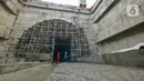 Pekerja menyelesaikan pengerjaan proyek Tunnel 1 Halim Kereta Cepat Jakarta-Bandung di Jalan Tol Jakarta-Cikampek KM 5+500, Jakarta, Kamis (27/1/2022). Tunnel 1memiliki panjang 1.885 meter dan dibangun dengan metode Tunnel Boring Machine (TBM). 
(Liputan6.com/Herman Zakharia)