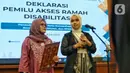 Pelaksana Harian (Plh.) Ketua Bawaslu RI Lolly Suhenty (kiri) bersama Penyanyi difabel Putri Ariani saat mendeklarasikan Pemilu Ramah Disabilitas, di Jakarta, Kamis (6/7/2023). (Liputan6.com/Angga Yuniar)