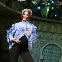 Meski kini tengah hamil besar, Ayu Dewi tetap enerjik saat memperagakan busana karya terbaru koleksinya hasil kerjasama dengan Luna Habit. Berjalan berlenggak-lenggok di atas catwalk. (Adrian Putra/Bintang.com)