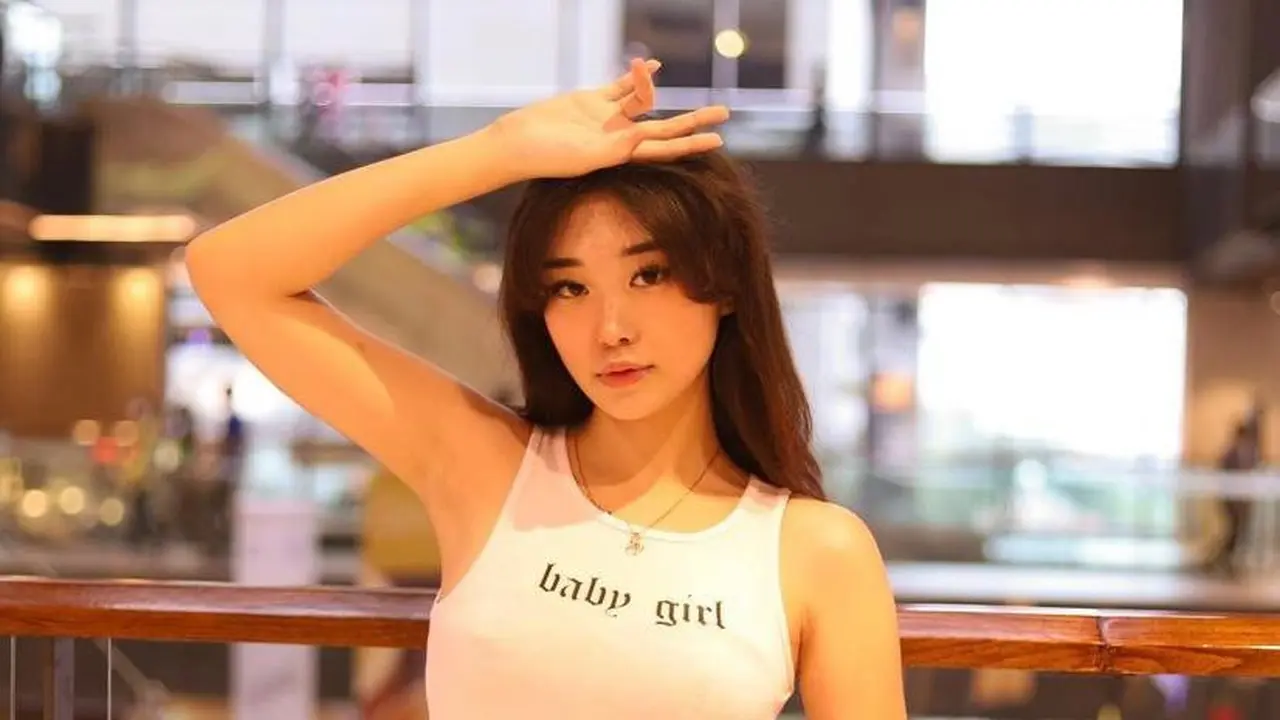 12 Gaya Casual Livy Renata dengan Croptop, Gamers Populer yang Jago 4 Bahasa