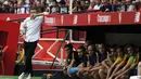 Pelatih Barcelona, Luis Enrique (kiri) bersandar di atap bench pemain setelah timnya kalah dari Sevilla 1-2 pada lanjutan La Liga Spanyol di Stadion Ramon Sanchez Pizjuan, Sevilla. (3/9/2015). (AFP Photo/Cristina Quicler)