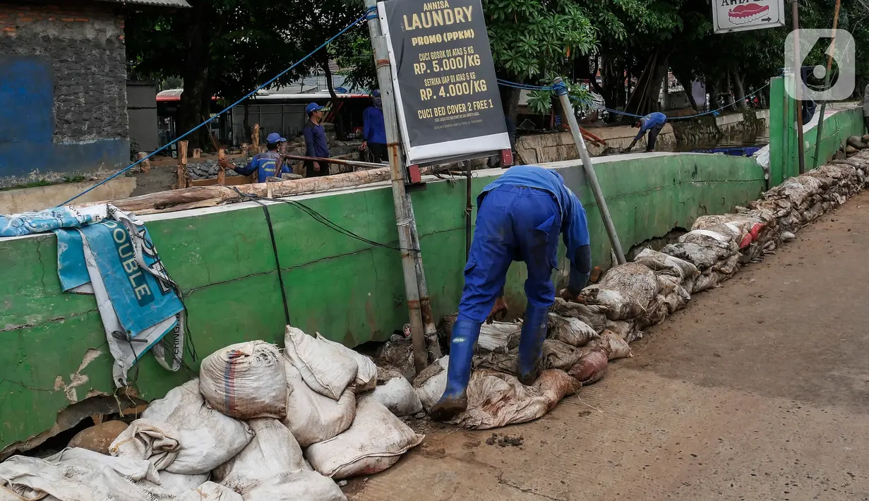 Petugas Dinas Sumber Daya Air melakukan perbaikan turap Kali Baru, Jakarta, Selasa (16/11/2021). Perbaikan turap sebagai antisipasi meluapnya aliran air yang menyebabkan banjir di kawasan tersebut. (Liputan6.com/Johan Tallo)