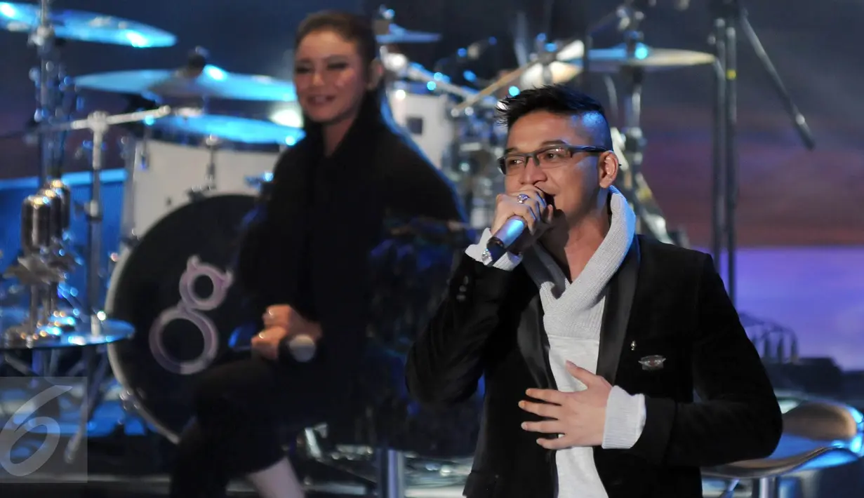 Aksi Wakil Walikota Palu, Pasha, di atas panggung SCTV Music Awards 2016 di Studio 6 Emtek City, Jakarta, Kamis (28/4). Pasha memberikan kejutan dengan secara tiba-tiba tampil ditengah penampilan Ungu bersama Charly Van Houten. (Liputan6.com/Johan Tallo)