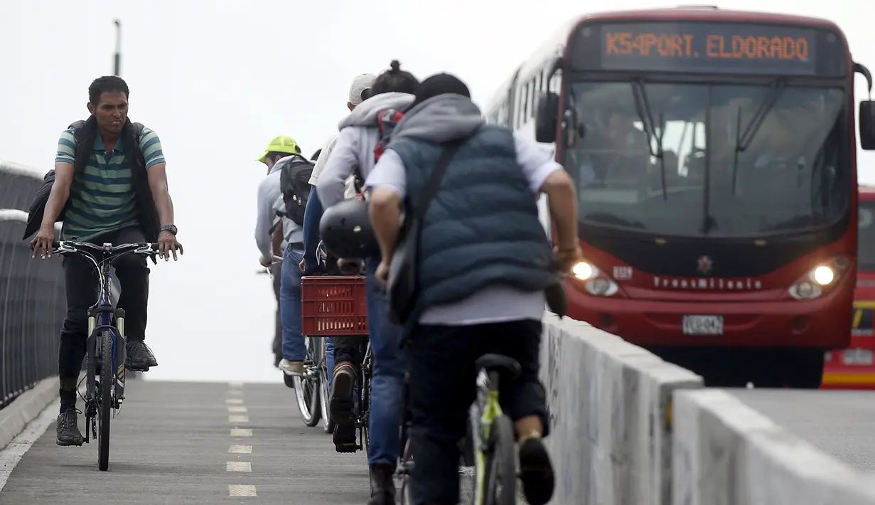 Sejumlah Pengendara sepeda melintas jalur yang telah disediakan selama "No Car Day" di Bogota, Kolombia (4/2/2016). Selama " No Car Day" Jalur ini juga dapat dilalui para pengguna sepatu roda dan skateboard. (REUTERS/John Vizcaino)