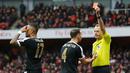Wasit Martin Atkinson memberikan kartu merah kepada pemain Leicester City, Danny Simpson, saat melawan Arsenal dalam laga Liga Inggris di Stadion Emirates, London, Minggu (14/2/2016). (Reuters/Darren Staples)