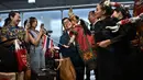 <p>Turis China disambut oleh penari di gerbang kedatangan Bandara Internasional Suvarnabhumi, Bangkok, Thailand, Senin (25/9/2023). Turis China yang mendarat di Bangkok disambut bak tamu VIP. (Lillian SUWANRUMPHA/AFP)</p>