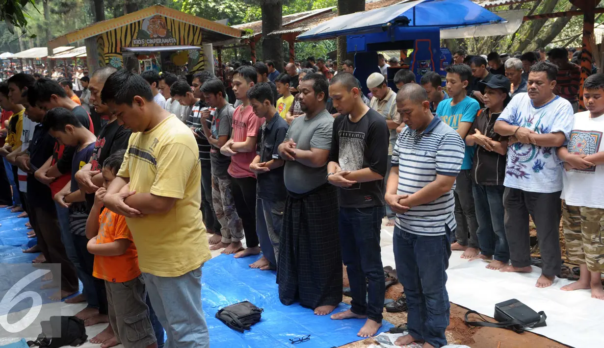 Pengunjung melaksanakan ibadah Salat Jumat di Ragunan, Jakarta, Jumat (6/5). Banyaknya pengunjung yang datang ke Ragunan membuat jamaah Salat Jumat melakukan ibadah di luar masjid. (Liputan6.com/Helmi Afandi)