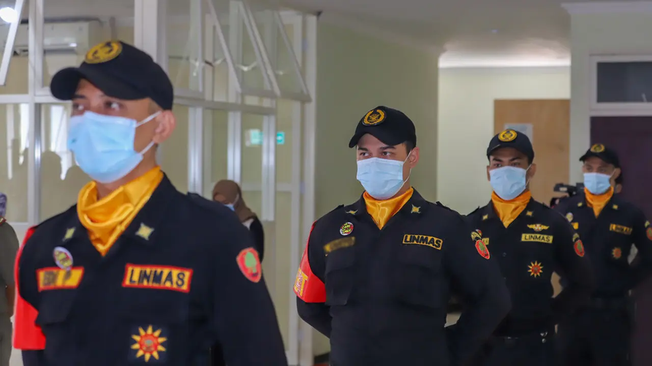 Anggota Linmas Surabaya (Dian Kurniawan/Liputan6.com)