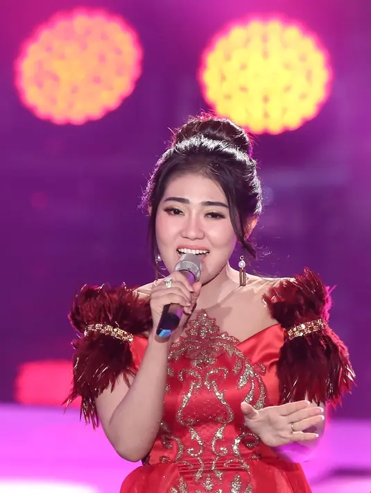 Di Konser Raya 23 Tahun Indosiar, merupakan hal yang membanggakan bagi Via Vallen untuk bisa berduat di panggung megah bersama dengan musisi senior, Iwan Fals. (Bambang E.Ros/Bintang.com)
