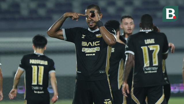 Striker Dewa United, Alex Martins, ketika melawan Borneo FC.