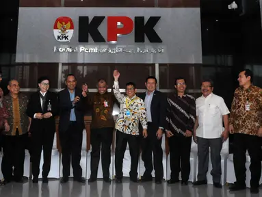 Anggota Komisi III DPR, Pimpinan KPK dan pejabat terkait lainnya saat berpose di depan Gedung KPK yang baru di Jalan Kuningan Persada, Jakarta Selatan, Senin (22/2). (Liputan6.com/Helmi Afandi)