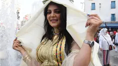 Seorang perempuan yang mengenakan kostum tradisional Tunisia mengikuti perayaan tahunan Hari Perempuan Nasional di pusat kota Tunis, Tunisia, pada 13 Agustus 2020. (Xinhua/Adel Ezzine)