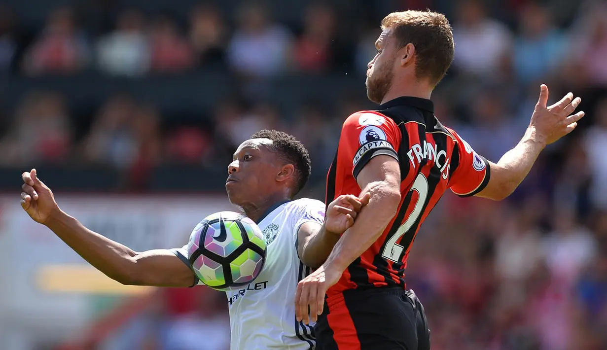 Penyerang Manchester United, Anthony Martial, berusaha melewati bek Bournemouth, Simon Francis. Pria Prancis ini tampil baik dengan menyumbang dua buah assist. (AFP/Glyn Kirk)