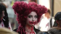Seorang warga memakai kostum dan dandanan menyerupai zombie saat acara Zombie Walk di kota Strasbourg, Prancis, 15 September 2018. Acara ini dalam rangka Festival Film Fantasi Eropa ke-11 yang berlangsung dari 14 - 23 September. (FREDERICK FLORIN/AFP)