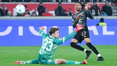 Bayern Muenchen semakin memperkukuh posisinya di puncak klasemen Liga Jerman setelah meraih kemenangan 3-1 atas VfB Stuttgart dalam laga pekan ke-24 di Stadion Mercedes-Benz Arena, Muenchen, Sabtu (1/3/2025) dini hari WIB. (Marijan Murat/dpa via AP)