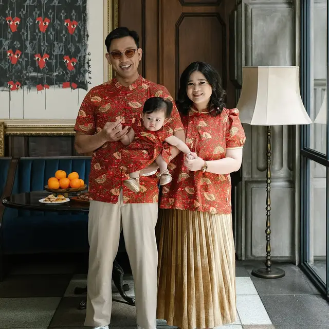 7 Gaya  Kompak dan Penuh Warna Keluarga Seleb Rayakan Imlek 2025, dari Gritte Agatha, Sarwendah, hingga Jennifer Bachdim