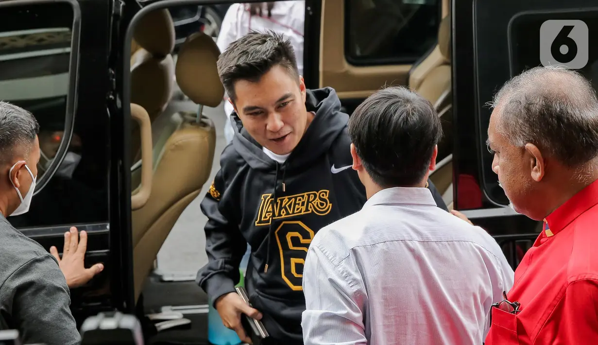 Baim Wong turun dari mobil setibanya di Polres Metro Jakarta Selatan, untuk memenuhi panggilan pemeriksaan pada Kamis (13/10/2022). Baim Wong yang datang bersama Paula Verhoeven hanya tersenyum lebar ketika ditanya kesiapan  diperiksa di kasus konten prank kasus kekerasan dalam rumah tangga (KDRT). (Liputan6.com/Faizal Fanani)