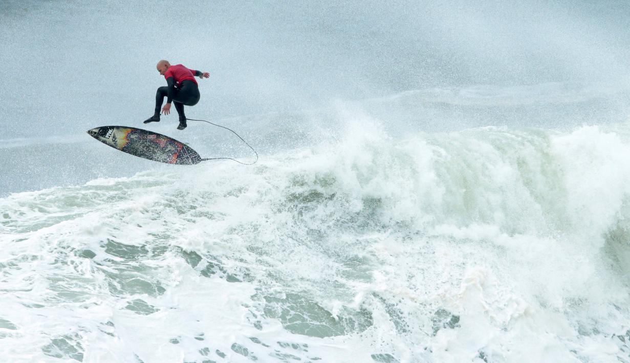 Atlet Australia, Justin Allport, beraksi dalam turnamen surfing Cape Fear di Sydney's Cape Solander, Australia, (6/6/2016). (Reuters/Jason Reed)