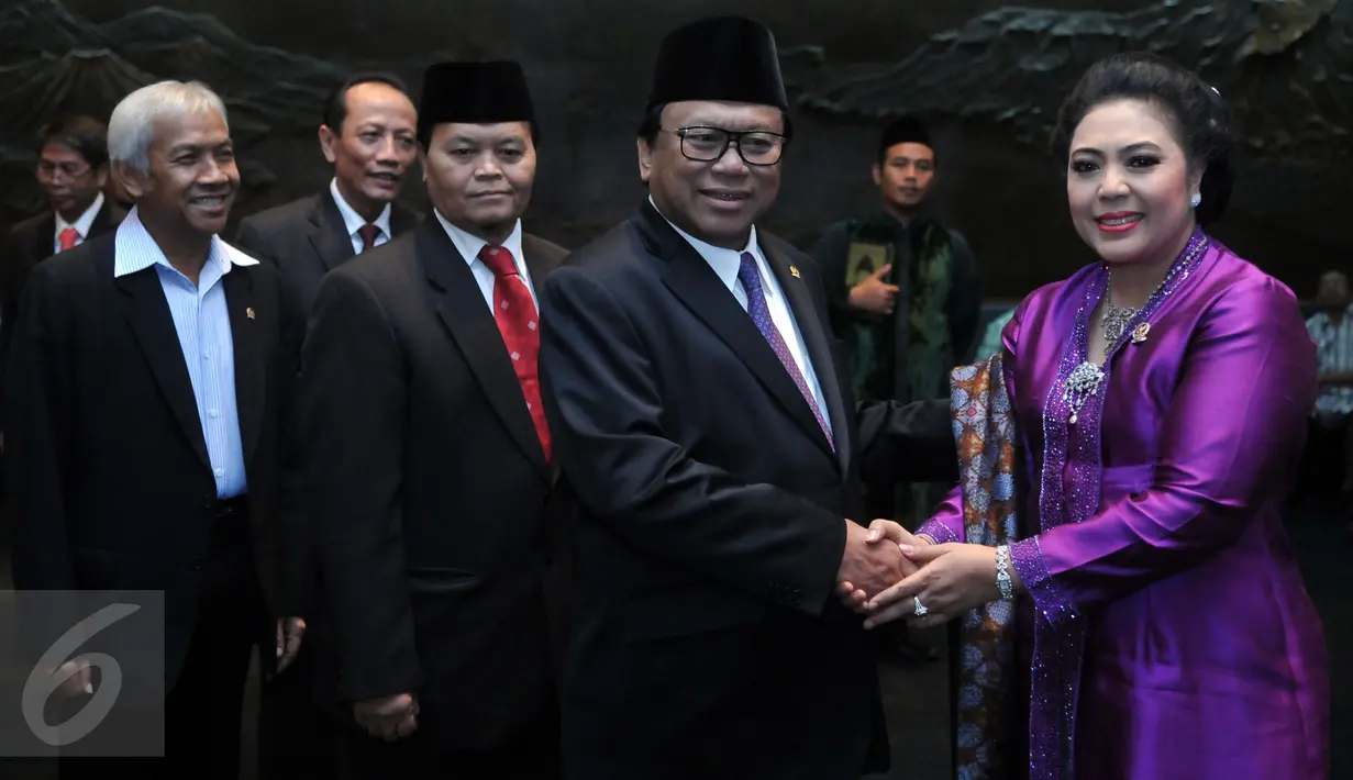 Wakil Ketua MPR RI Oesman Sapta Odang berjabat tangan dengan GKR Ayu Koes Indriyah sebagai anggota MPR dari kelompok DPD, usai upacara Pengucapan Sumpah/Janji Anggota Pengganti Antarwaktu di Gedung Parlemen, Jakarta, Rabu (8/6). (Liputan6.com/Johan Tallo)