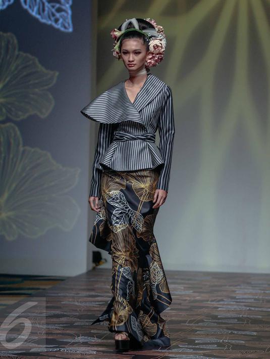 Model membawakan busana rancangan Denny Wirawan saat tampil di  IPMI Trend Show 2017, Jakarta, Jumat (11/11). Bertajuk "Wanderlust, Dancing in the Sun" Denny Wirawan menampilkan  24 busana. (Liputan6.com/Faizal Fanani)