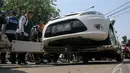 Petugas Dishub memastikan alat derek bekerja dengan baik untuk mengangkut mobil ini, Jakarta, Selasa (23/9/2014) (Liputan6.com/Faizal Fanani)